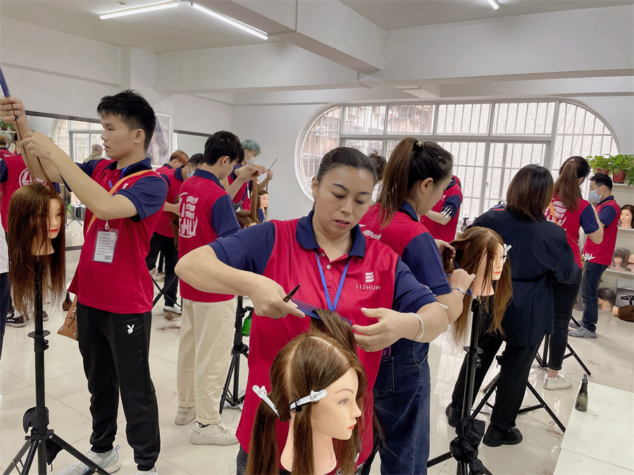 頭發(fā)打薄的技巧，廣西學(xué)理發(fā)剪發(fā)