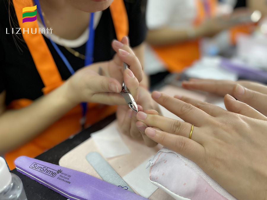 指甲剪太短疼怎么辦？廣西美甲正規(guī)學(xué)校告訴你