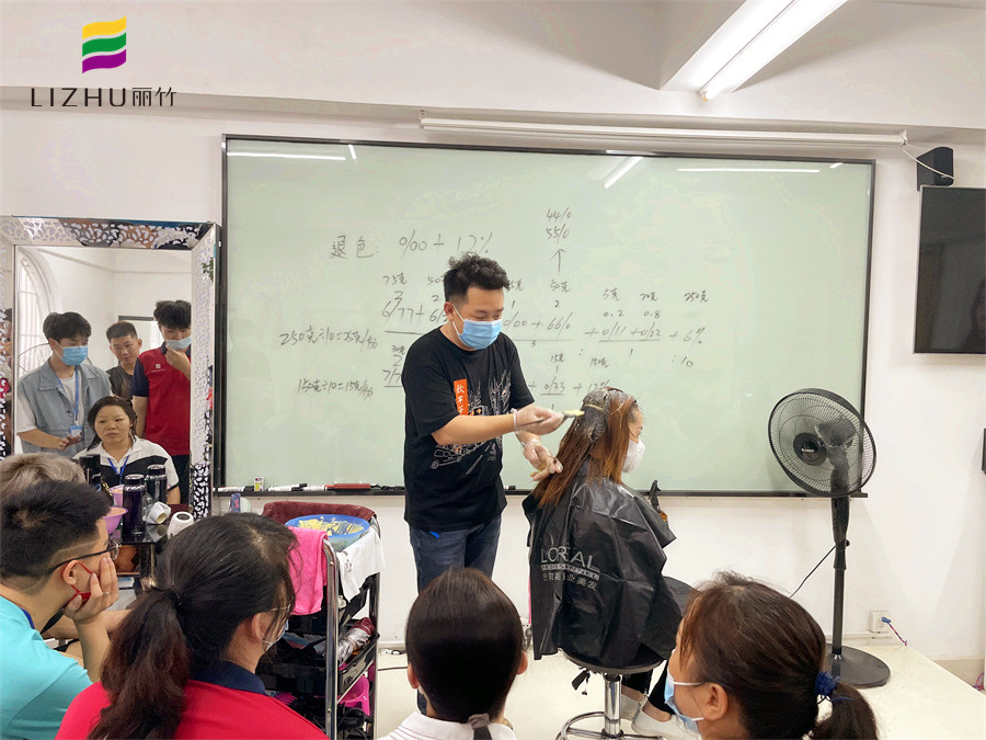 染膏怎么才能涂均勻？廣西染發(fā)培訓(xùn)學(xué)校現(xiàn)場示范