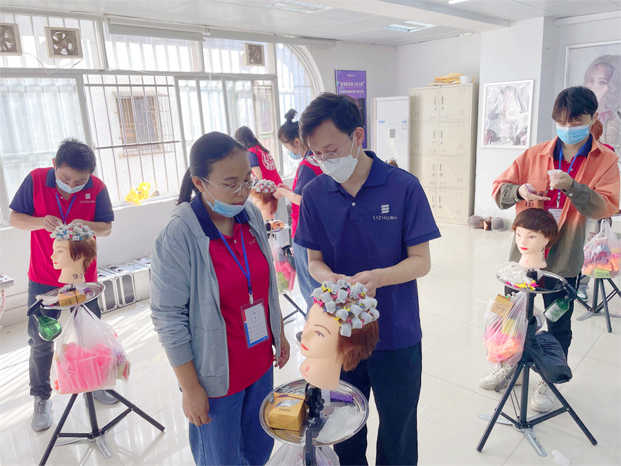 發(fā)根補(bǔ)燙技術(shù)的步驟，南寧燙發(fā)培訓(xùn)學(xué)校課堂實(shí)訓(xùn)