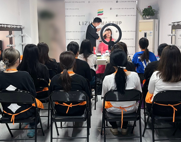 抽絲靈動造型 | 廣西彩妝造型專業(yè)學(xué)校課堂作品