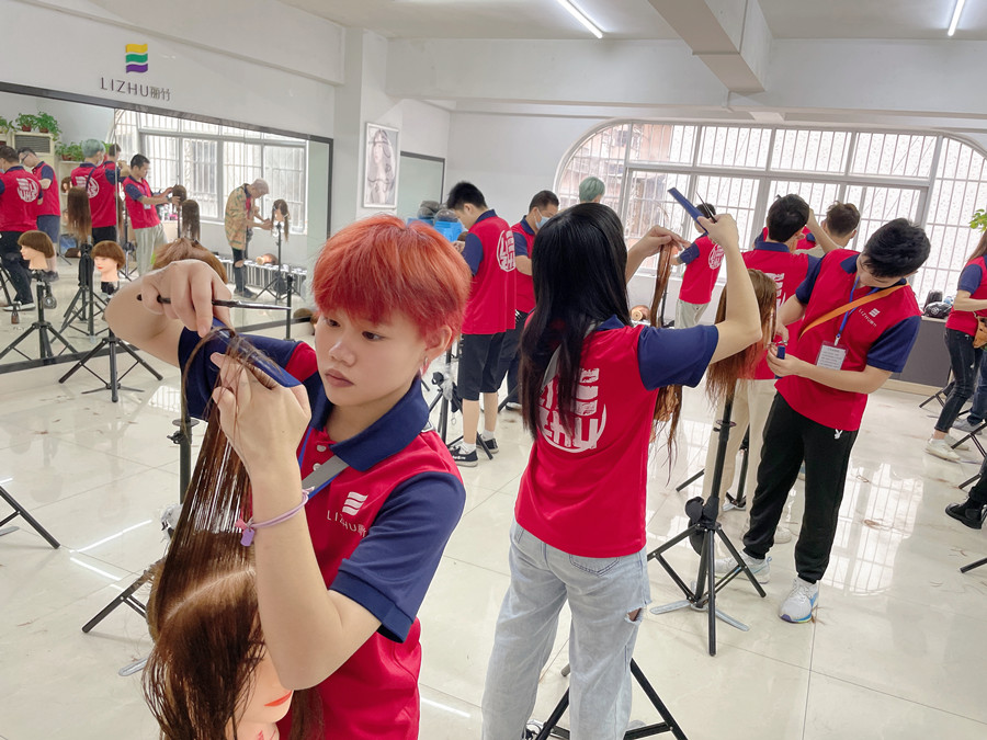 你適合剪齊劉海嗎？南寧剪發(fā)職業(yè)學(xué)校為你詳解