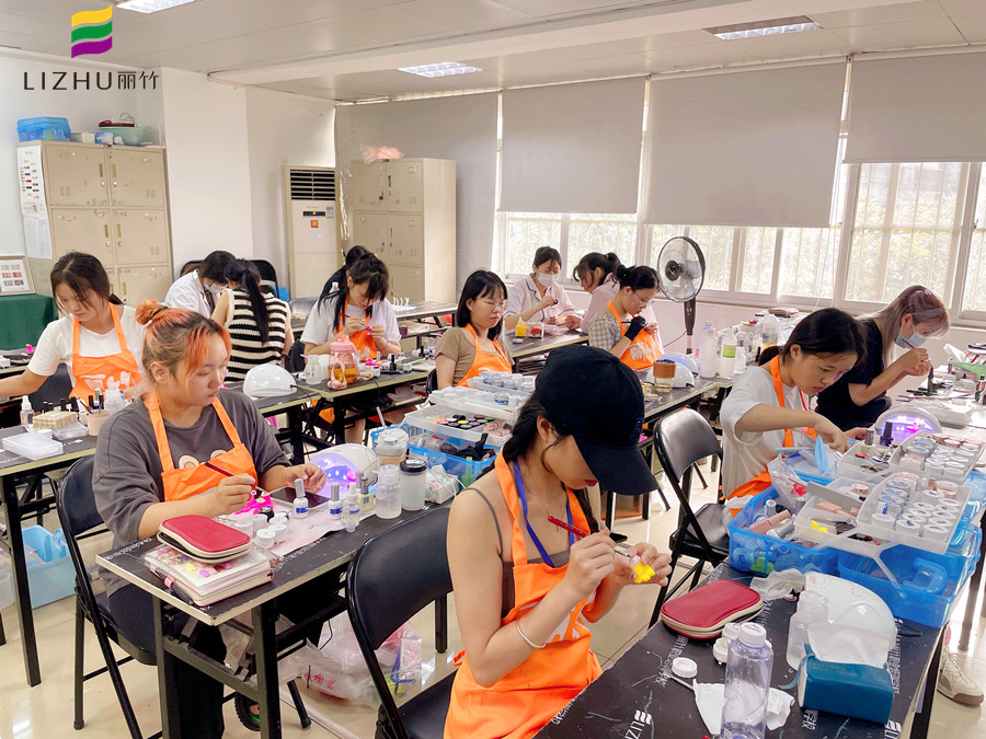 冬天做指甲為什么會裂？廣西南寧美甲學(xué)校分享原因