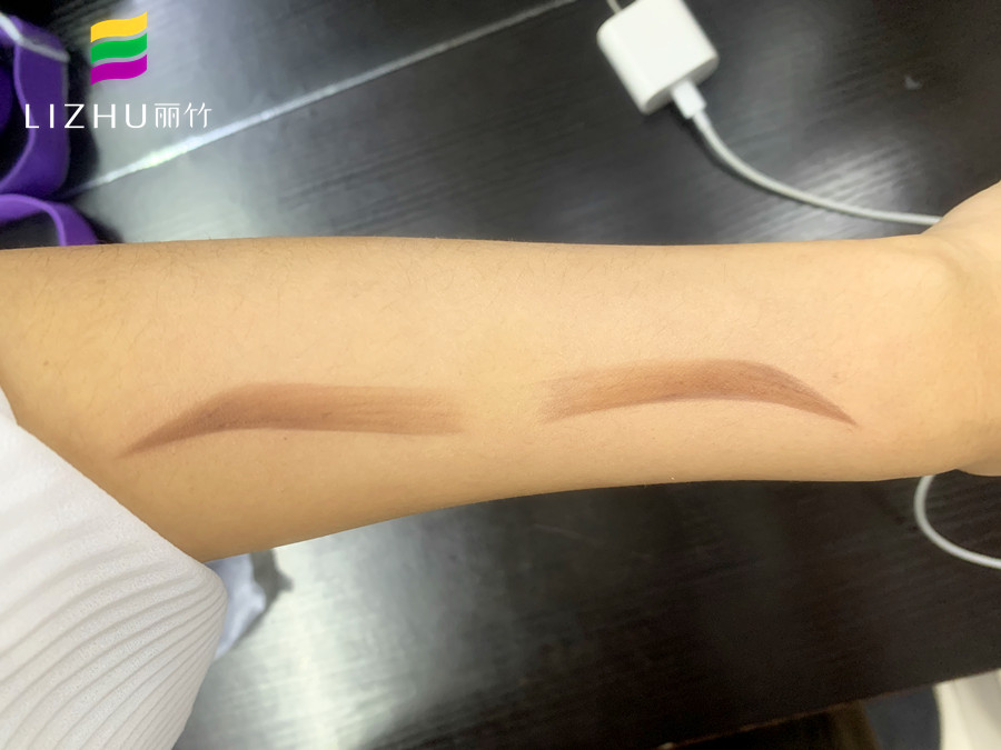 為什么要在手上畫(huà)眉？廣西化妝課堂練習(xí)