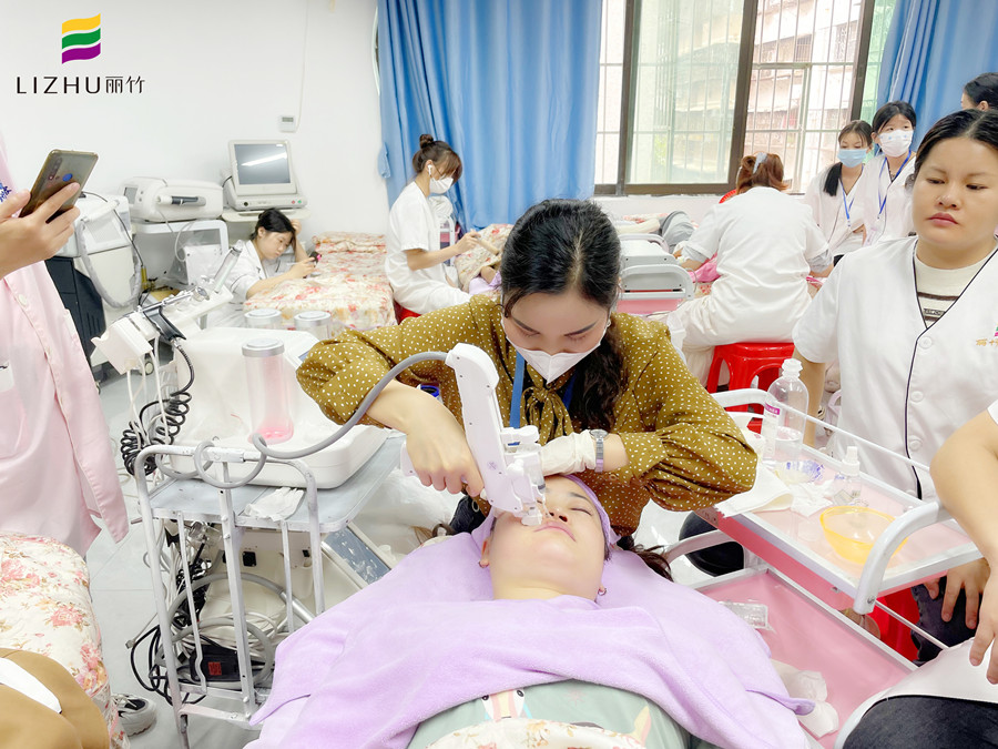 美容院該如何選擇美容儀器？廣西美容儀器培訓(xùn)班教你