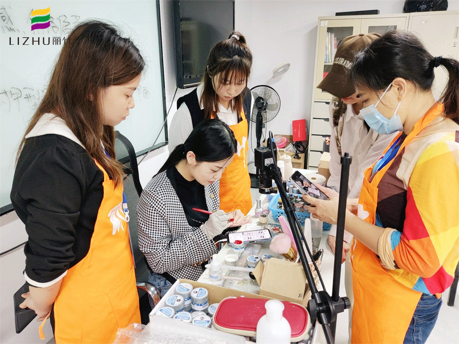 南寧學(xué)美甲要多久？南寧專業(yè)培訓(xùn)美甲師的學(xué)校歡迎你