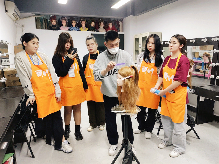 南寧化妝編發(fā)盤發(fā)去哪學(xué)？歡迎到麗竹學(xué)?；瘖y專業(yè)