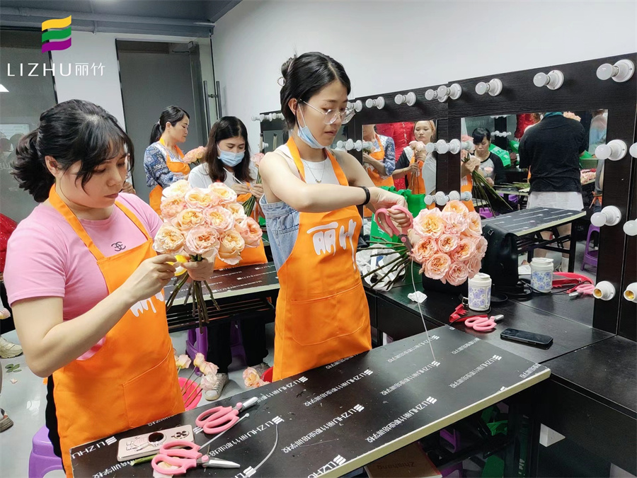 南寧花藝插花培訓(xùn)學(xué)校浪漫開(kāi)班