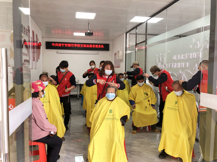 南寧美發(fā)學(xué)校外出理發(fā)活動(dòng)，你煥然一新過(guò)大年