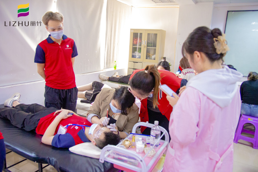 紋繡師在紋眉時(shí)如何收費(fèi)？南寧紋眉培訓(xùn)學(xué)校幫你分析