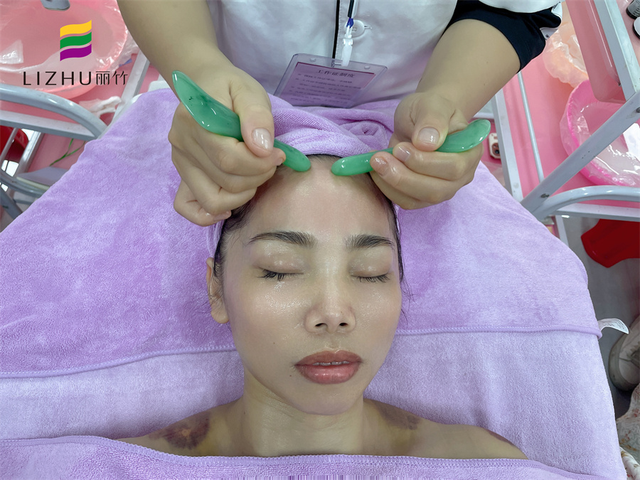 額頭撥筋的手法，廣西皮膚管理學(xué)校分享