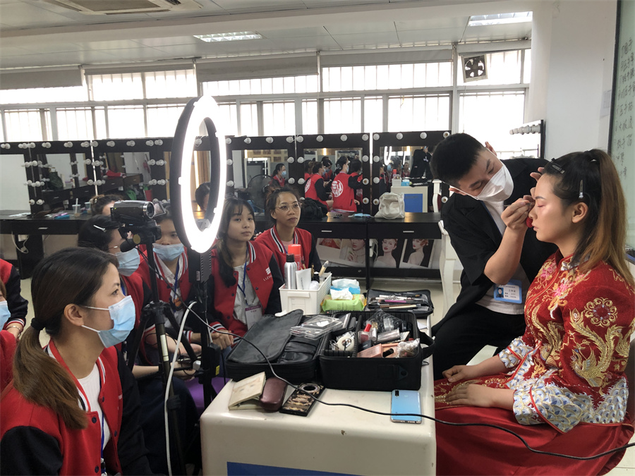 零基礎(chǔ)在廣西學(xué)化妝，廣西化妝基礎(chǔ)班歡迎你