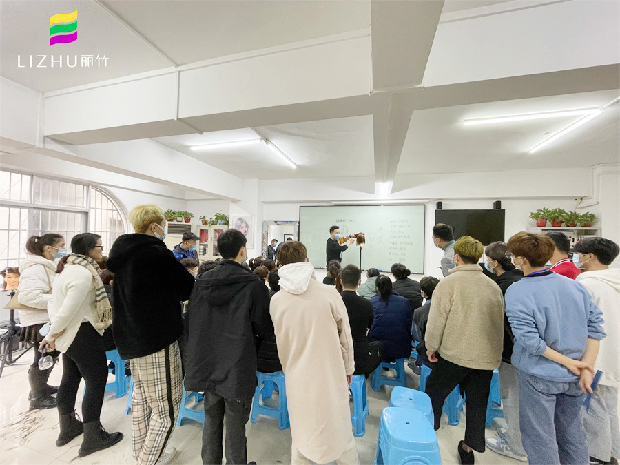 南寧燙染學(xué)校哪里好？南寧學(xué)燙染頭發(fā)多少錢？