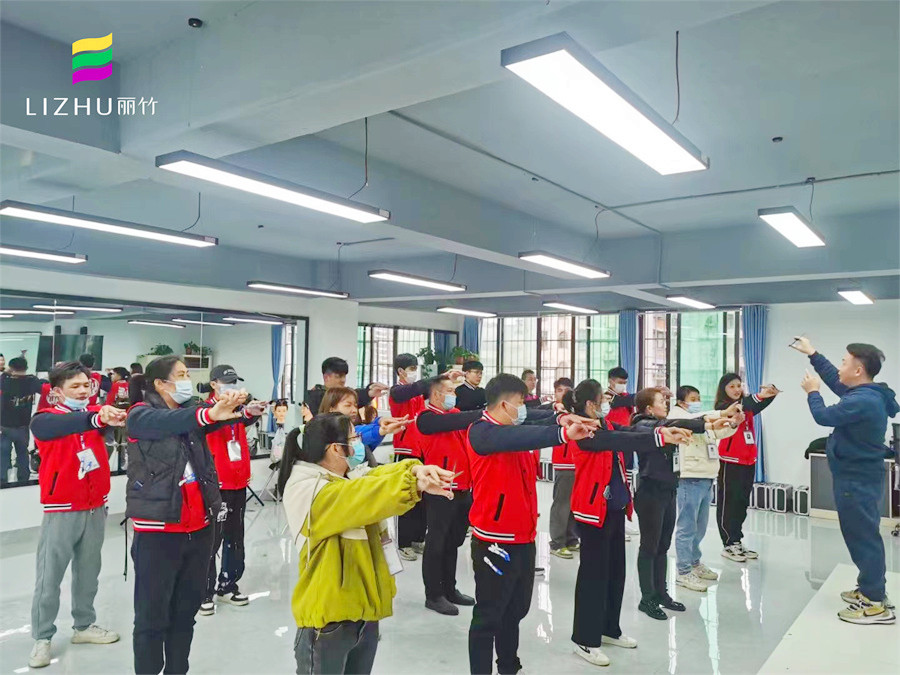 美發(fā)新手的手法練習，南寧理發(fā)課堂練習分享