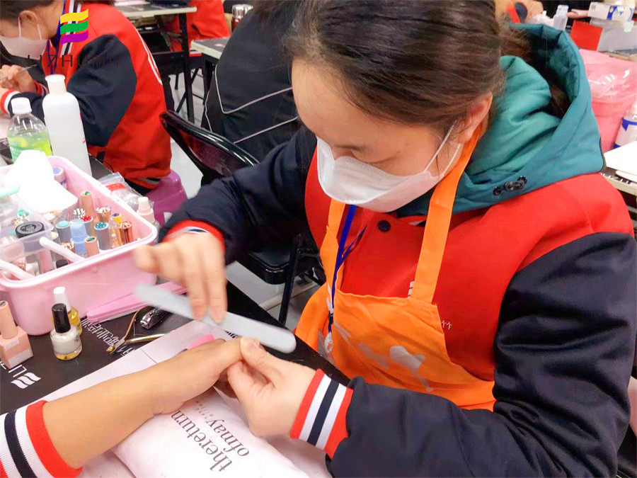 課堂實況！南寧美甲專業(yè)學員練習