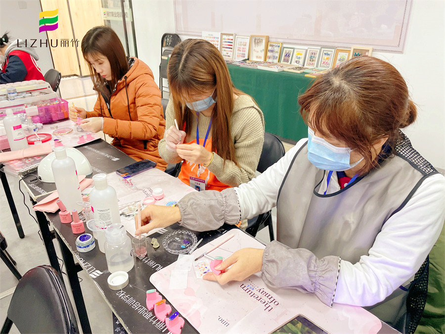 學(xué)美甲有年齡限制嗎？南寧專業(yè)美甲師培訓(xùn)學(xué)校告訴你