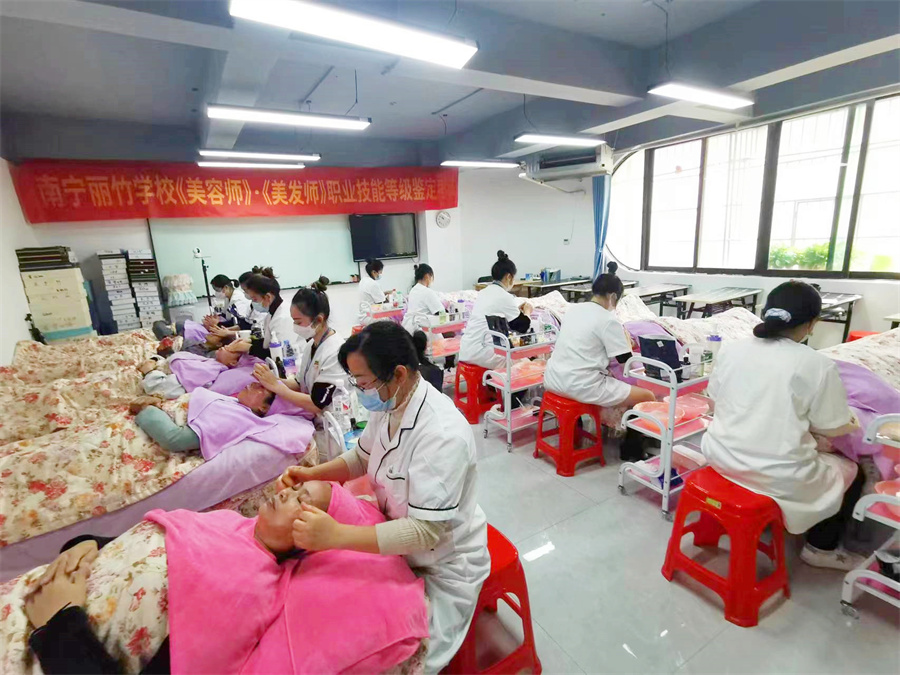 全員通過！廣西南寧美容師美發(fā)師考證班