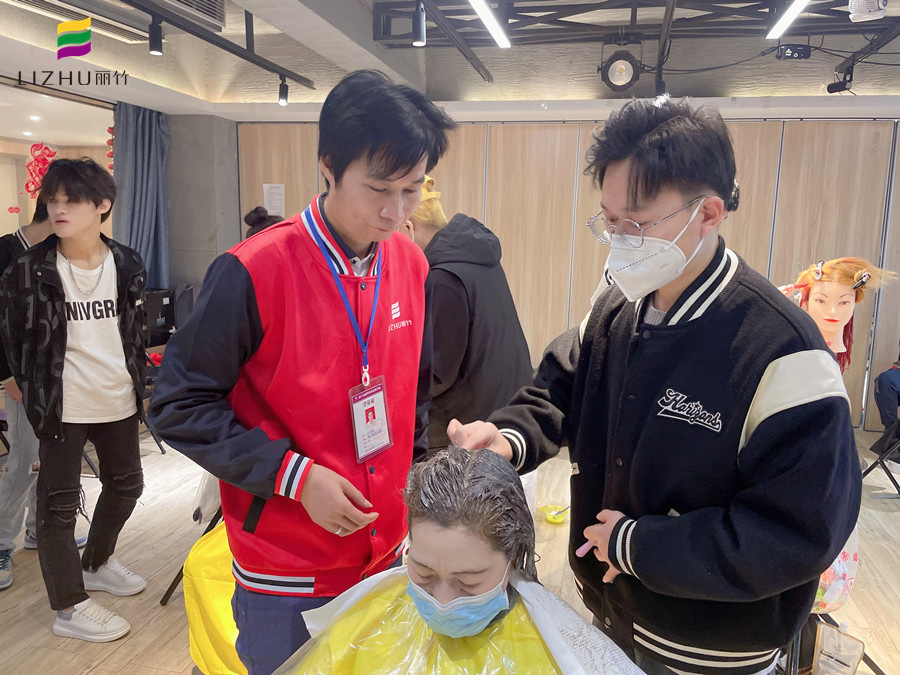 南寧染發(fā)培訓(xùn)班分享：真人染發(fā)實操