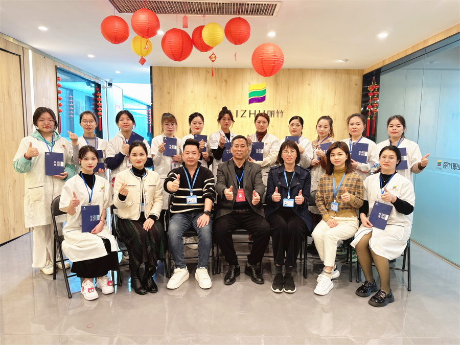 南寧美容培訓(xùn)班畢業(yè)，同學(xué)們，加油！