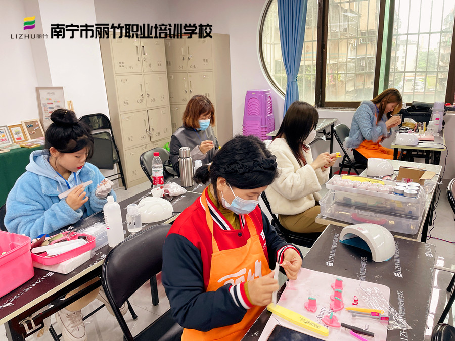 廣西美甲基礎內(nèi)容：經(jīng)常做美甲手會變黑嗎？