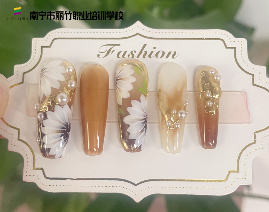 春日手繪花朵美甲，廣西美甲速成班營造春之浪漫
