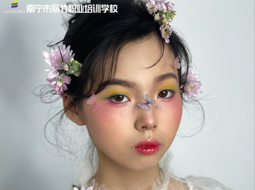 森系鮮花新娘造型，南寧新娘化妝學(xué)校作品