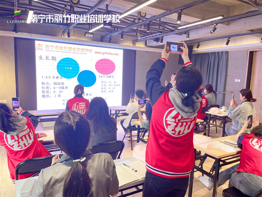 開(kāi)班啦！直擊南寧美睫學(xué)校課堂實(shí)況