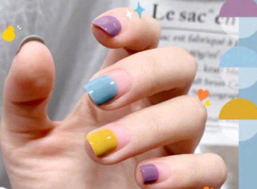 撞色混搭美甲，將夢幻氣氛值拉滿