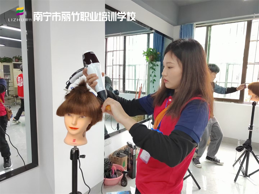 廣西學(xué)吹風(fēng)造型、廣西美發(fā)吹風(fēng)培訓(xùn)