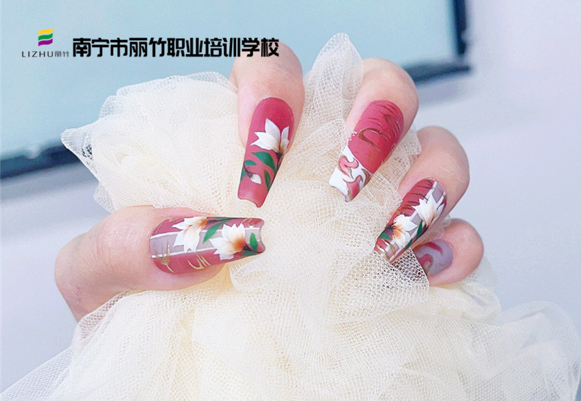 國(guó)風(fēng)玉蘭花美甲，南寧美甲款式造型班演繹別樣之美