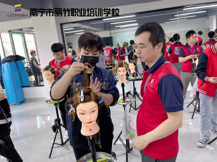 美發(fā)怎么卷杠紙？南寧美發(fā)卷發(fā)學校實訓展示