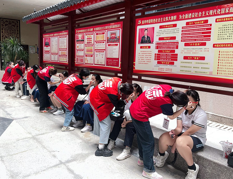 南寧化妝實(shí)踐課，為南寧十四中同學(xué)提供化妝服務(wù)