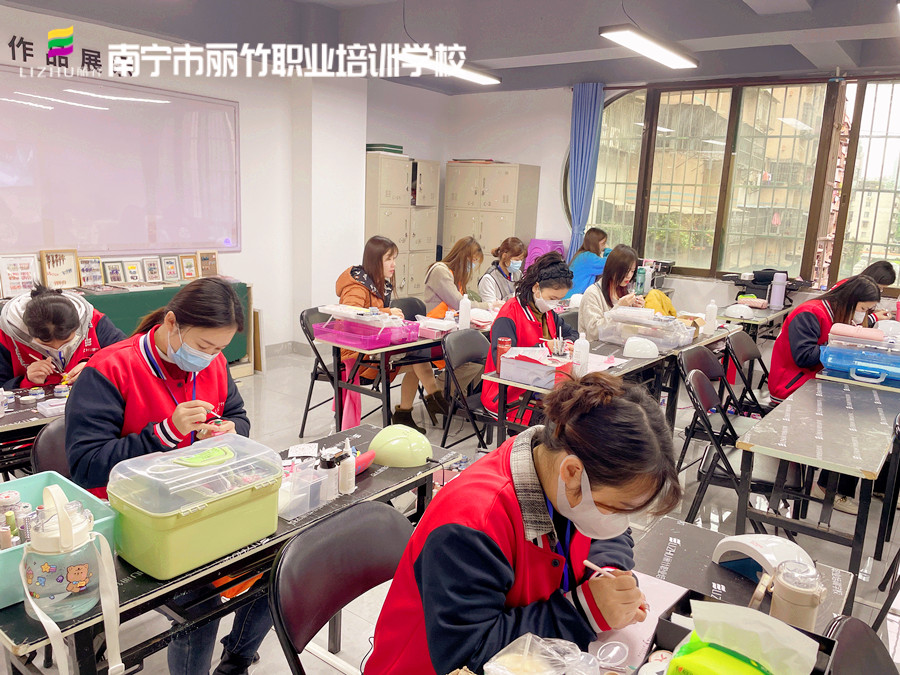 全貼甲片和半貼有什么區(qū)別？廣西美甲基礎班培訓