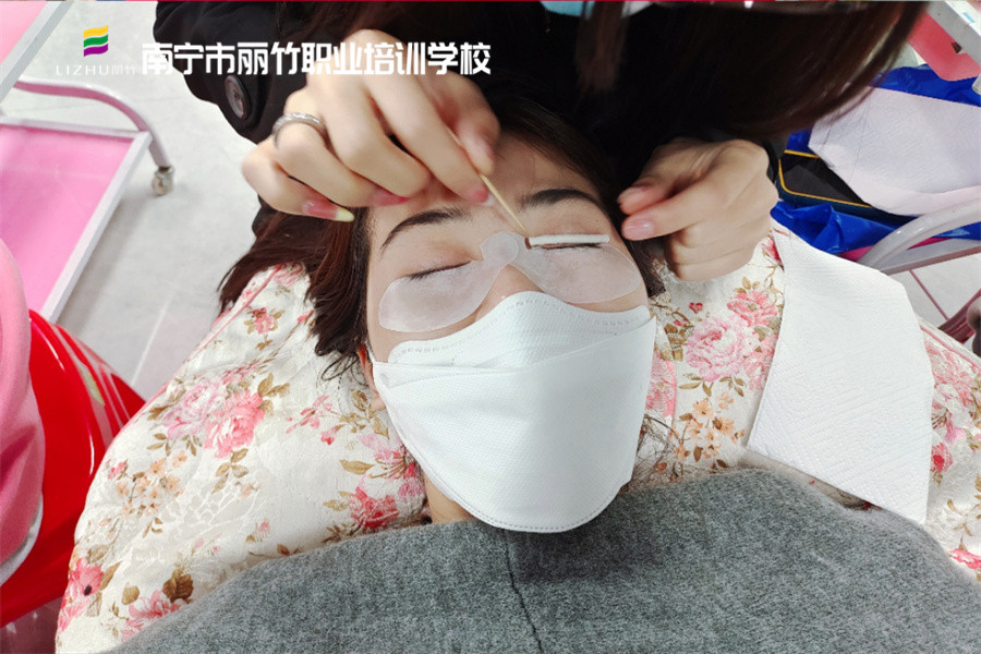 冷燙翹睫術的好處，南寧美甲美睫學校分享