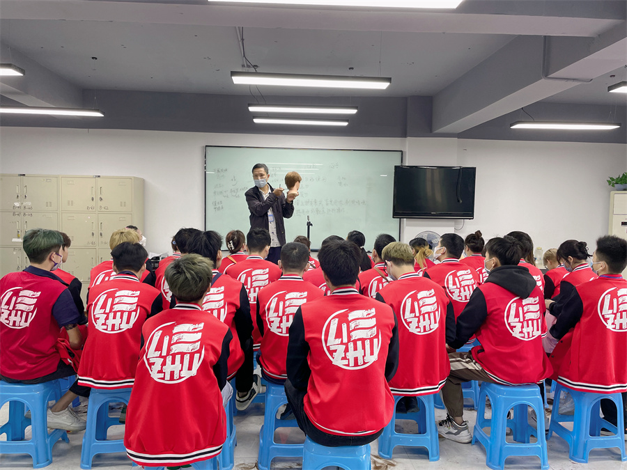 美發(fā)培訓(xùn)要學(xué)哪些內(nèi)容？南寧美發(fā)培訓(xùn)哪家有實(shí)力？