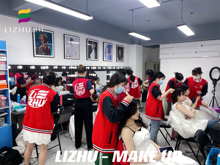 韓式新娘實(shí)訓(xùn)課堂，_南寧新娘彩妝造型學(xué)校實(shí)操