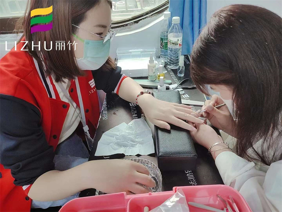 廣?西美甲基礎(chǔ)知識內(nèi)容：美甲怎么修手？