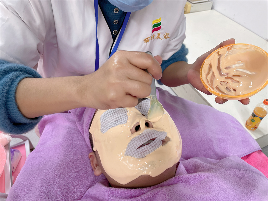 敷軟膜粉的好處？南寧美容皮膚管理學(xué)校實(shí)訓(xùn)講解