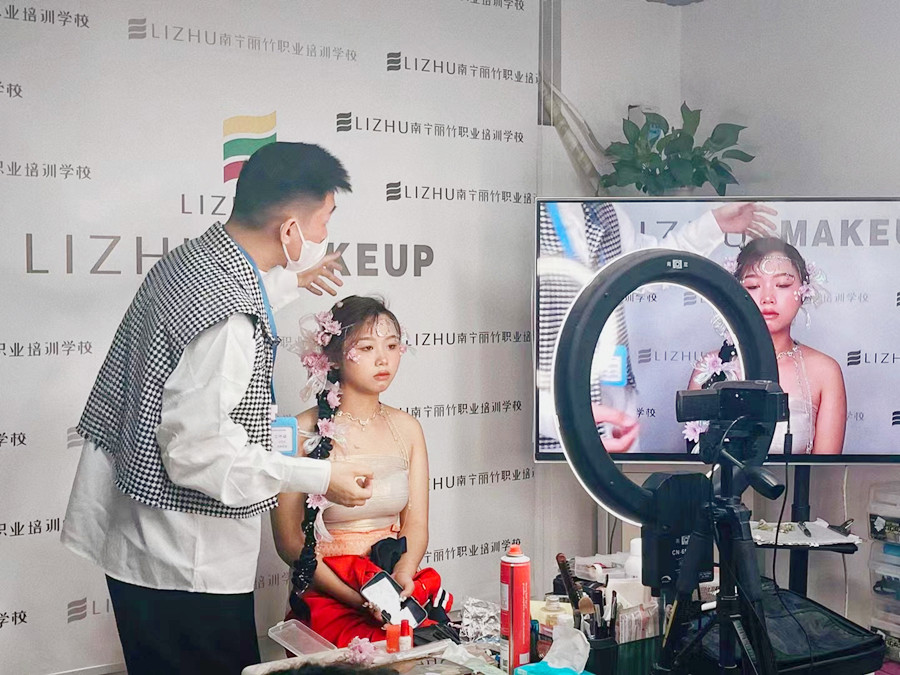 化妝后如何減少出油？南寧專業(yè)正規(guī)化妝學(xué)校教你