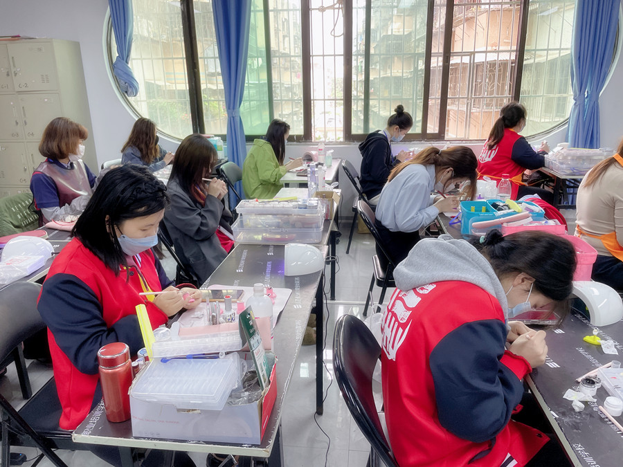 美甲底油和亮油的區(qū)別，廣西美甲基礎教學