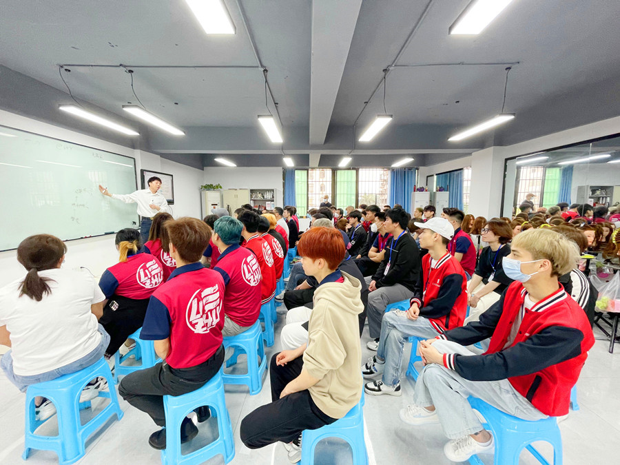 南寧美發(fā)學(xué)校推薦工作，麗竹學(xué)校舉行就業(yè)宣講會(huì)