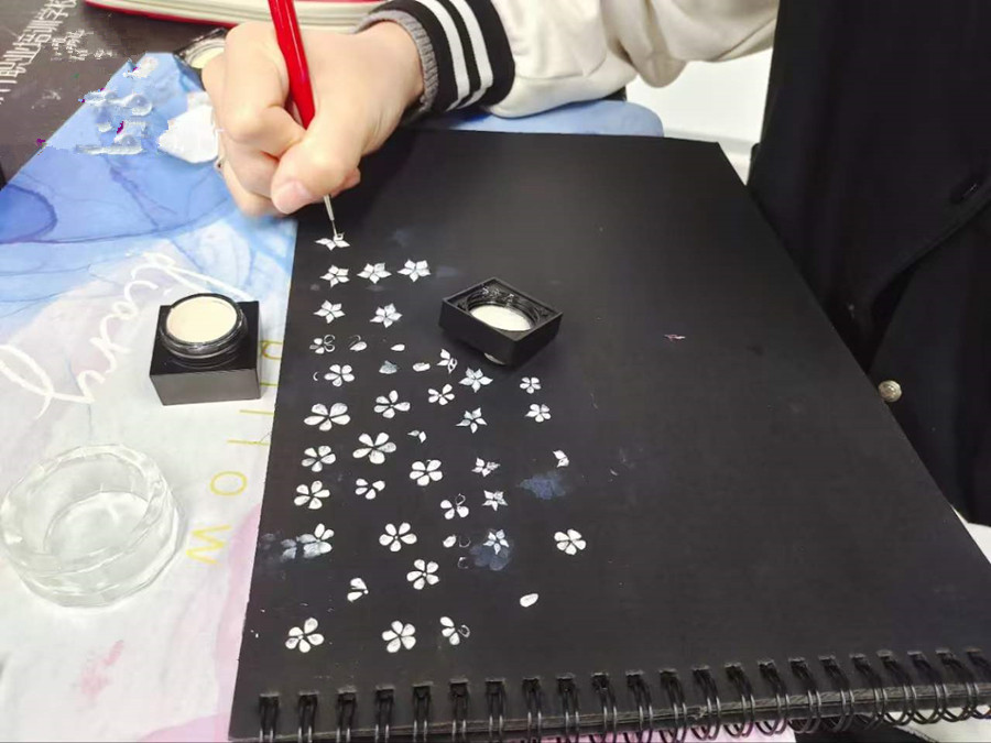 美甲紙上畫花，南寧美甲課堂練習(xí)