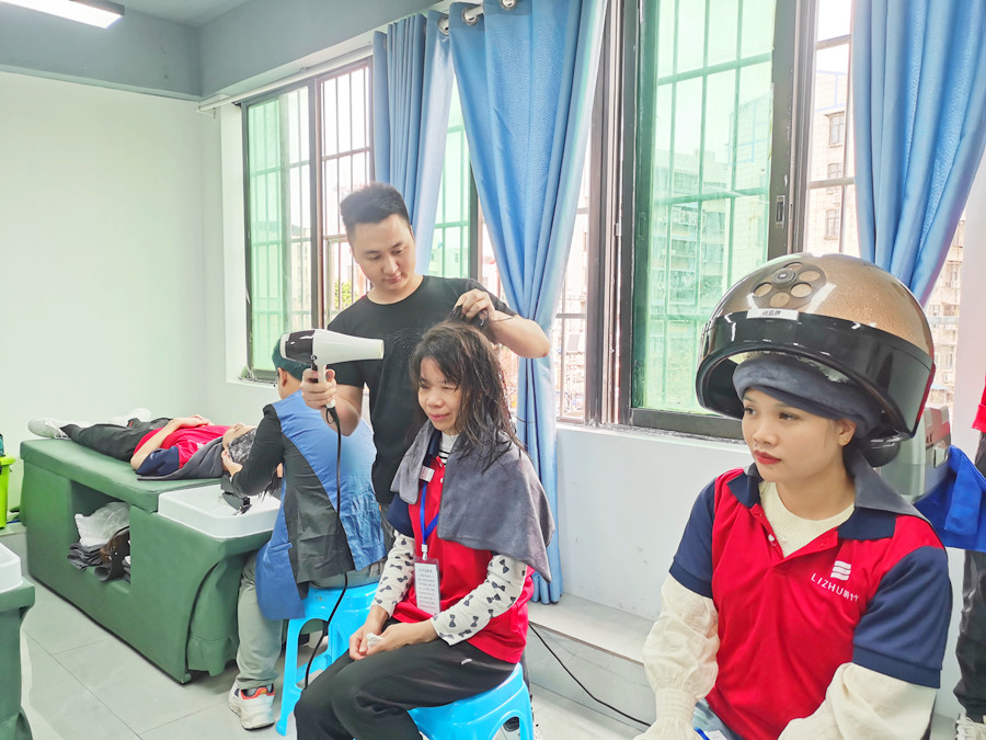 如何給發(fā)膜加熱？南寧美發(fā)職業(yè)技術(shù)學(xué)校課堂實(shí)訓(xùn)講解