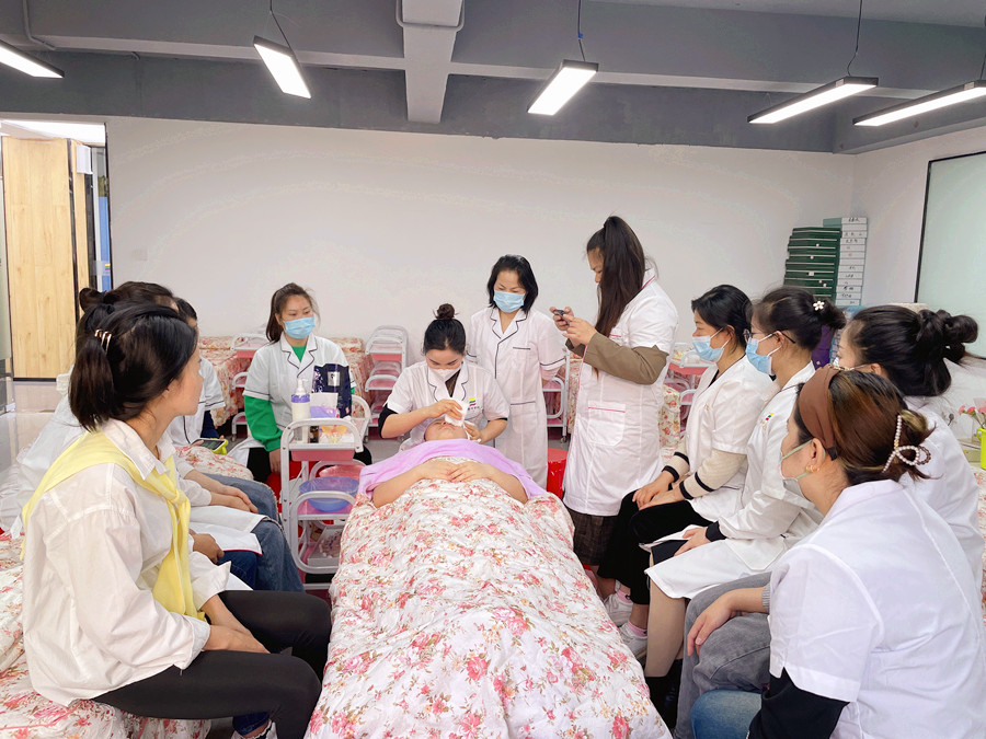 哪些化妝水不能濕敷？南寧美容護(hù)膚學(xué)校課堂筆記