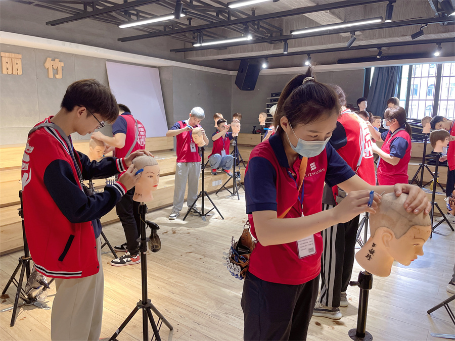 光頭剃頭技巧，廣西美發(fā)剃頭培訓(xùn)班實(shí)訓(xùn)教學(xué)