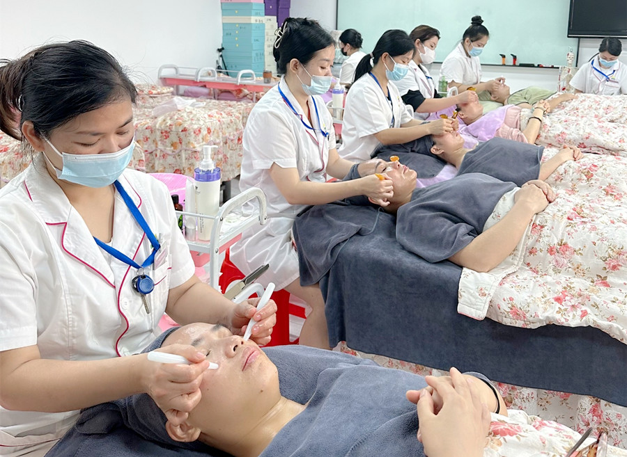 面部撥筋的原理，南寧美容學(xué)員操作實(shí)訓(xùn)分享