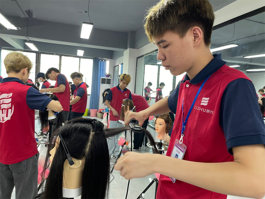 直板夾怎么拉直發(fā)？廣西美發(fā)造型學(xué)校教你