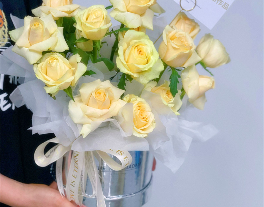 抱抱桶花束，南寧花藝零基礎(chǔ)培訓(xùn)班作品欣賞