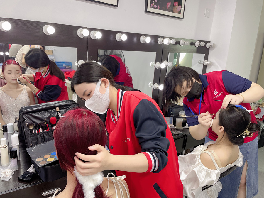 眼線筆使用教程，南寧化妝基礎(chǔ)培訓(xùn)班課件分享