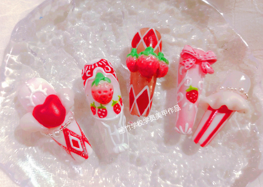 草莓洛可可美甲，廣西美甲培訓(xùn)課堂作品
